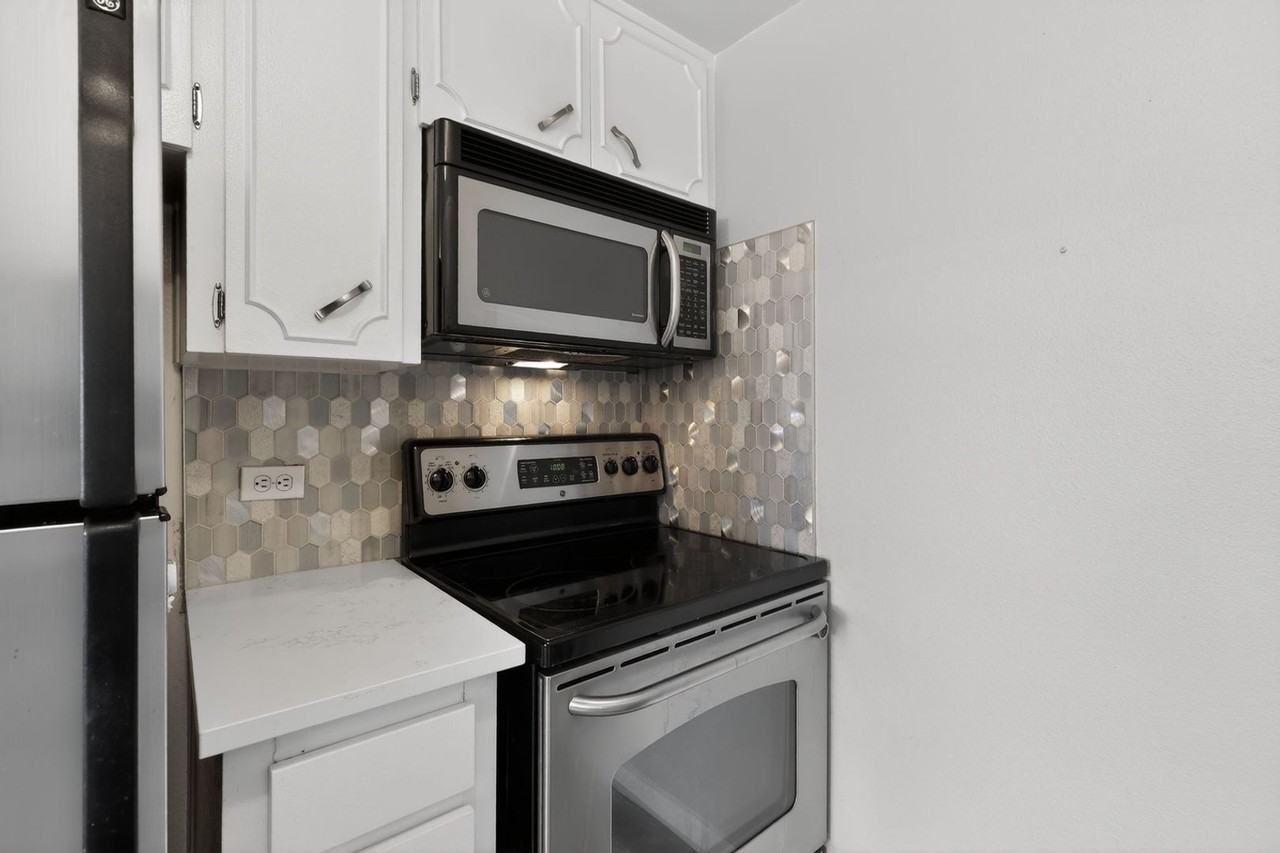 2262 S Valley Hwy - Photo 5 of 29