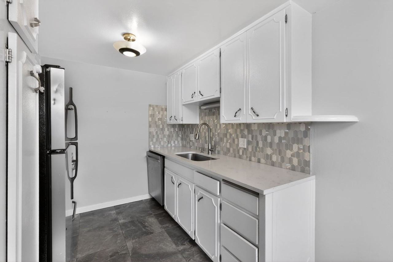 2262 S Valley Hwy - Photo 7 of 29