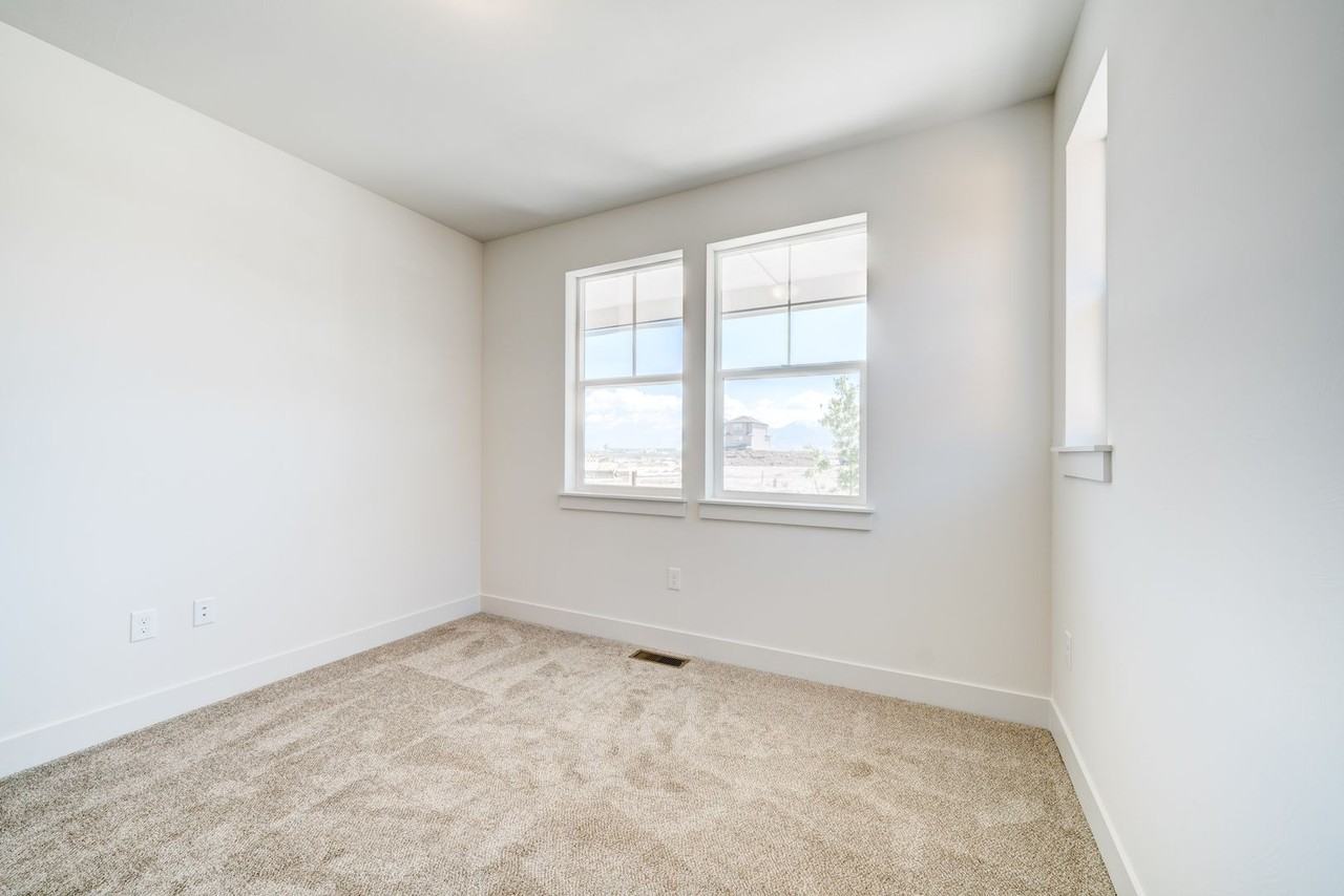 1520 Cyril Way - Photo 4 of 38