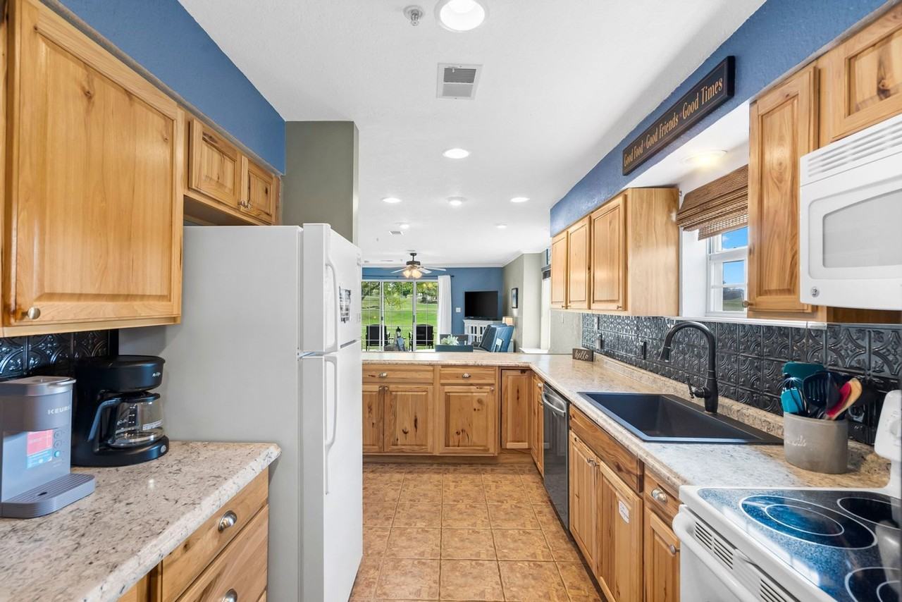 140 W Rockford Dr - Photo 2 of 15