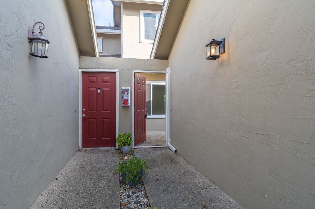 19115 Creekside Pl - Photo 4 of 31