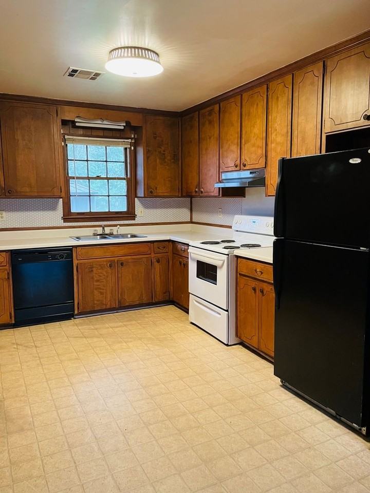 344 Bedford Ter - Photo 4 of 16