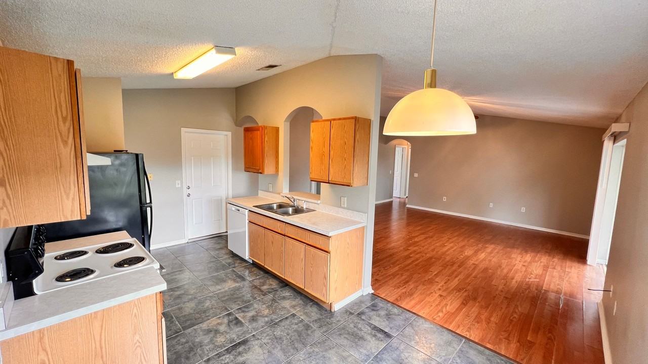 2397 Kerridale St - Photo 7 of 30