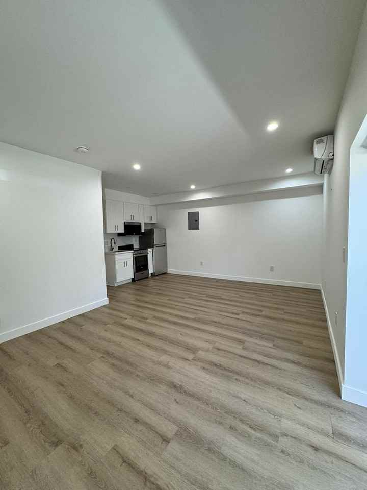 11810 Mayfield Ave - Photo 2 of 50