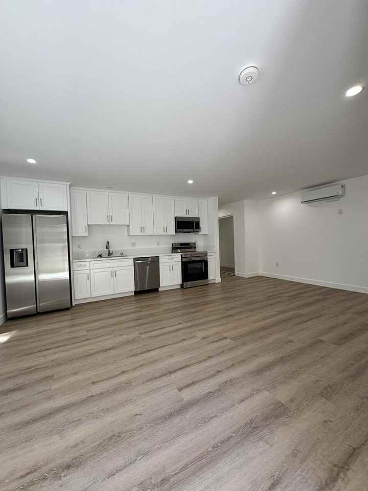 11810 Mayfield Ave - Photo 3 of 50