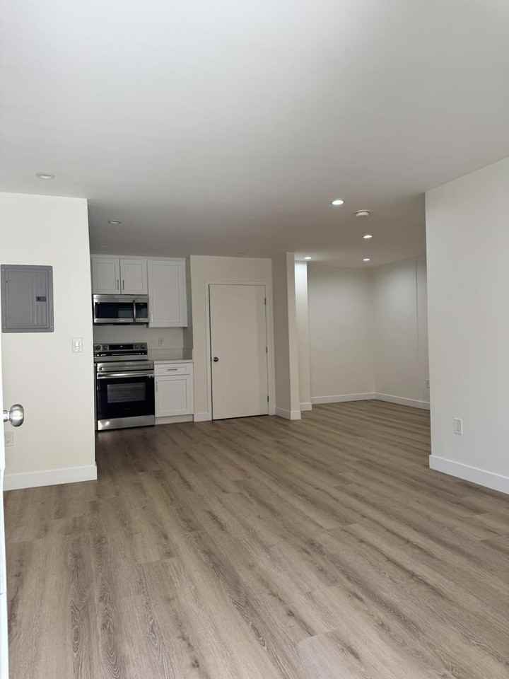 11810 Mayfield Ave - Photo 7 of 50