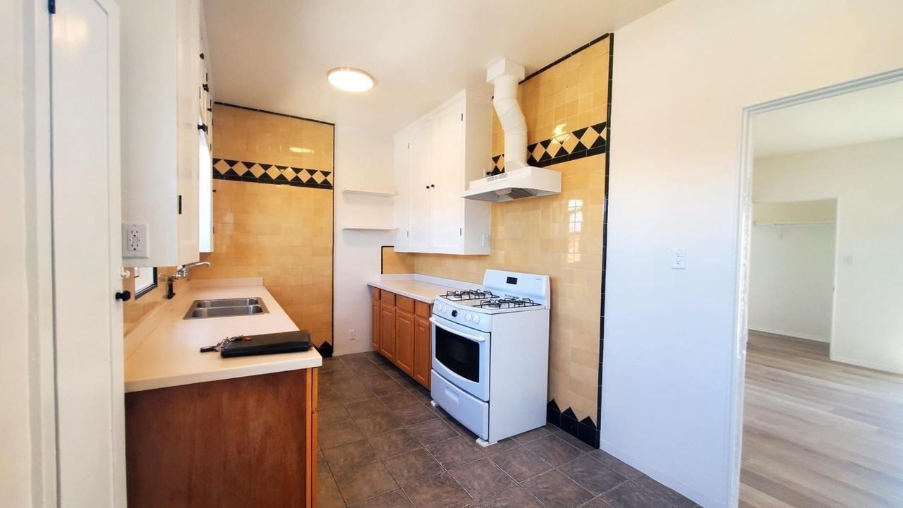 1212 - 1218 S Harvard Blvd - Photo 2 of 25