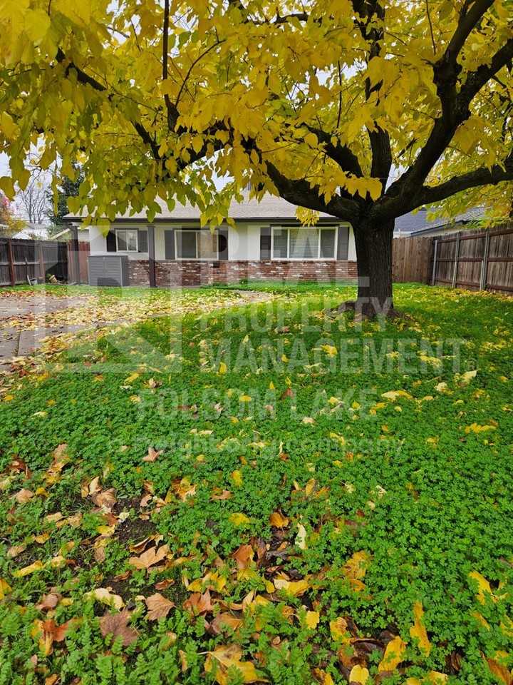 421 Tahoe Ave - Photo 3 of 23