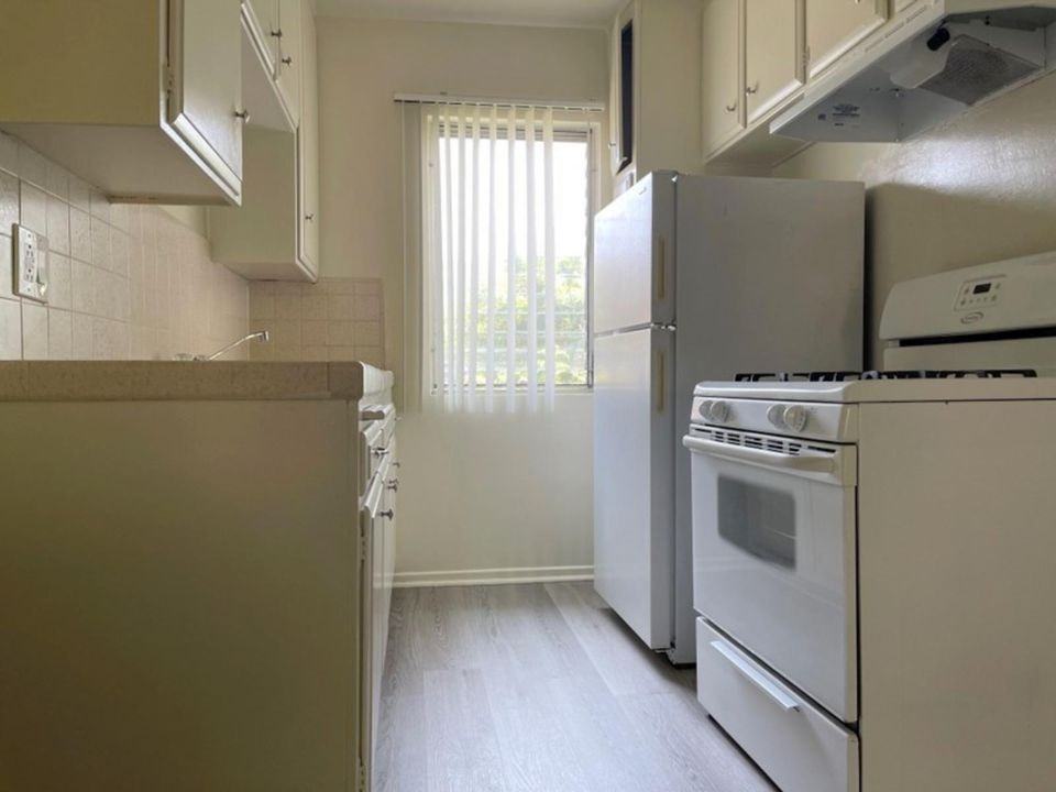 2043 Beachwood Drive, - Photo 3 of 40