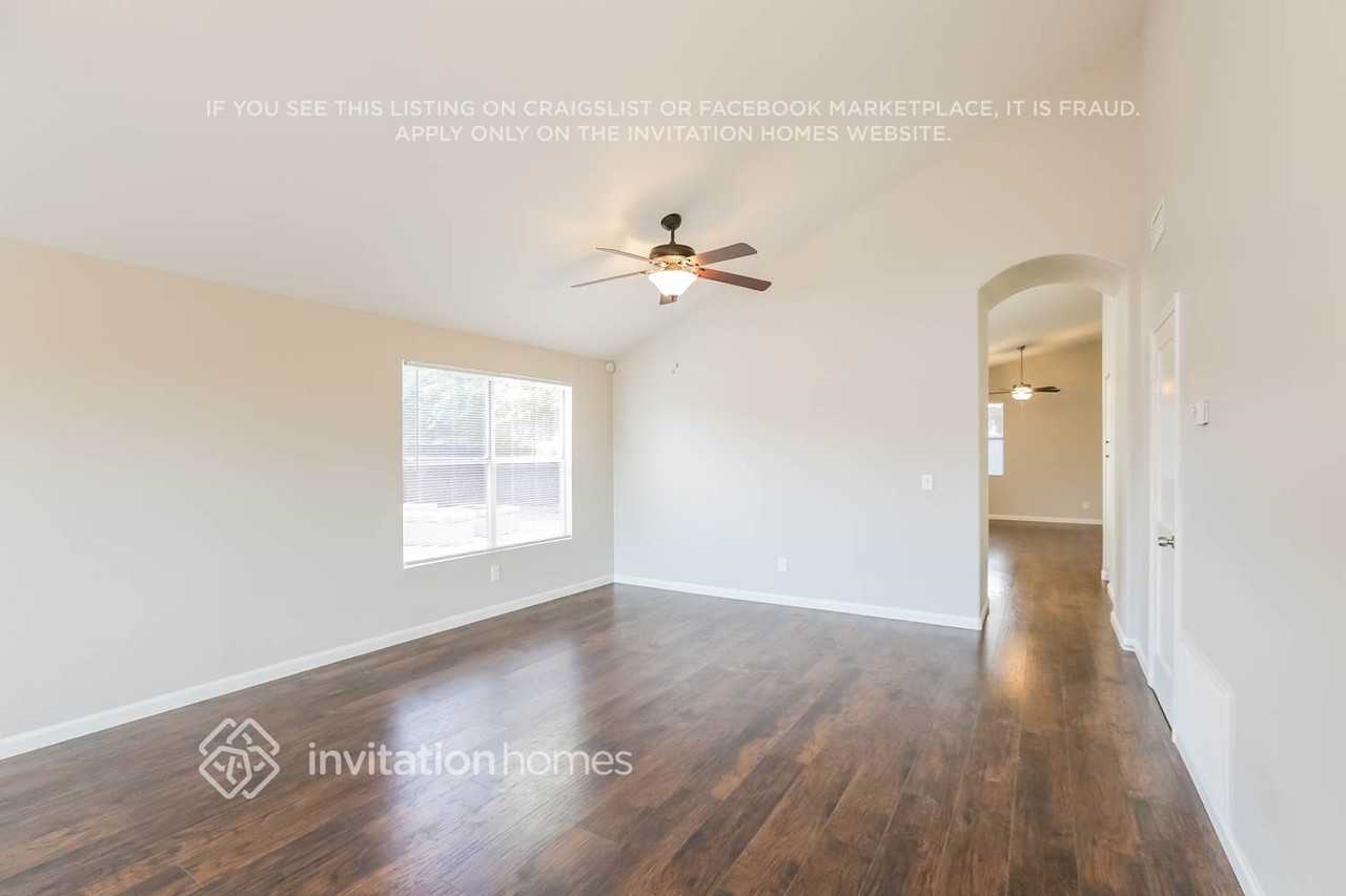 1002 W Chicago Ct - Photo 3 of 15