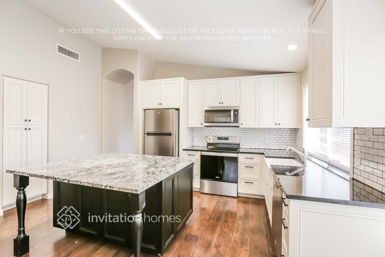 1002 W Chicago Ct - Photo 4 of 15