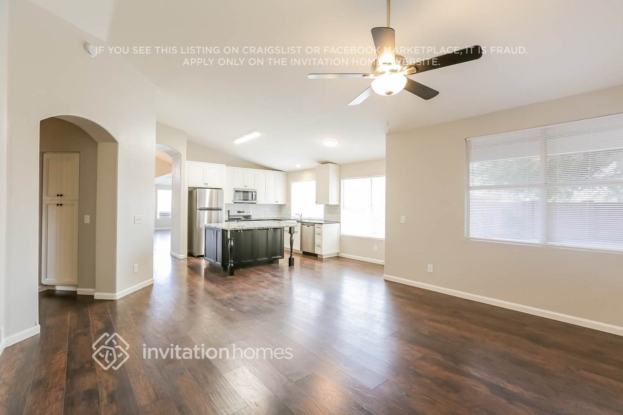 1002 W Chicago Ct - Photo 5 of 15