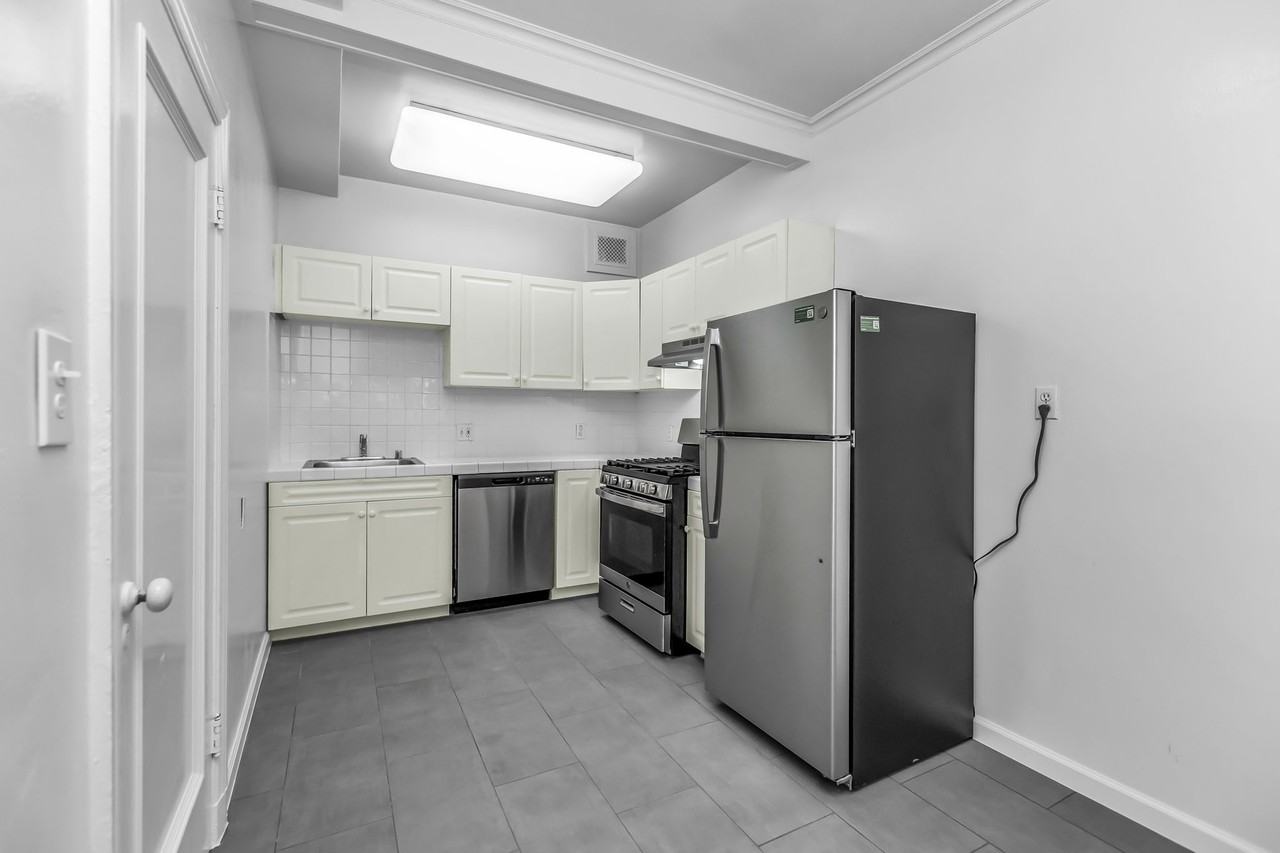 655 Powell - Photo 4 of 33