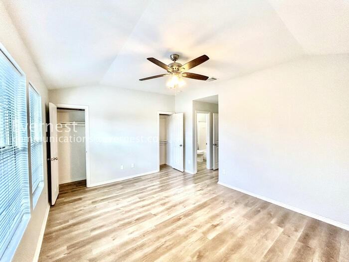 246 Creek Cove Dr - Photo 5 of 19