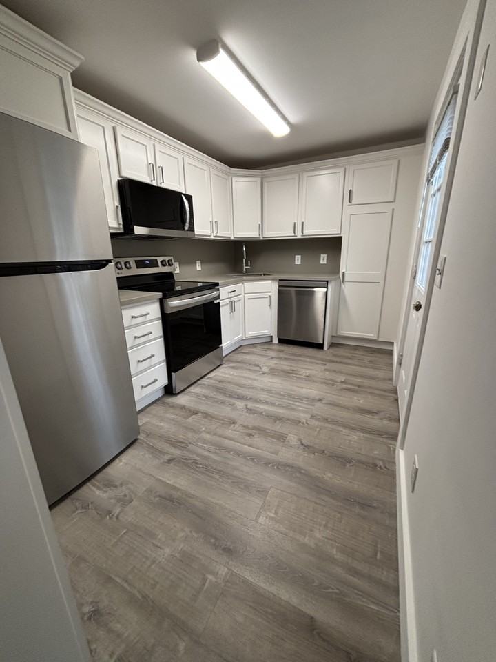 1744 Farmington Ave #3 - Photo 7 of 21