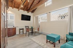 featured image of 98 Kay St #4