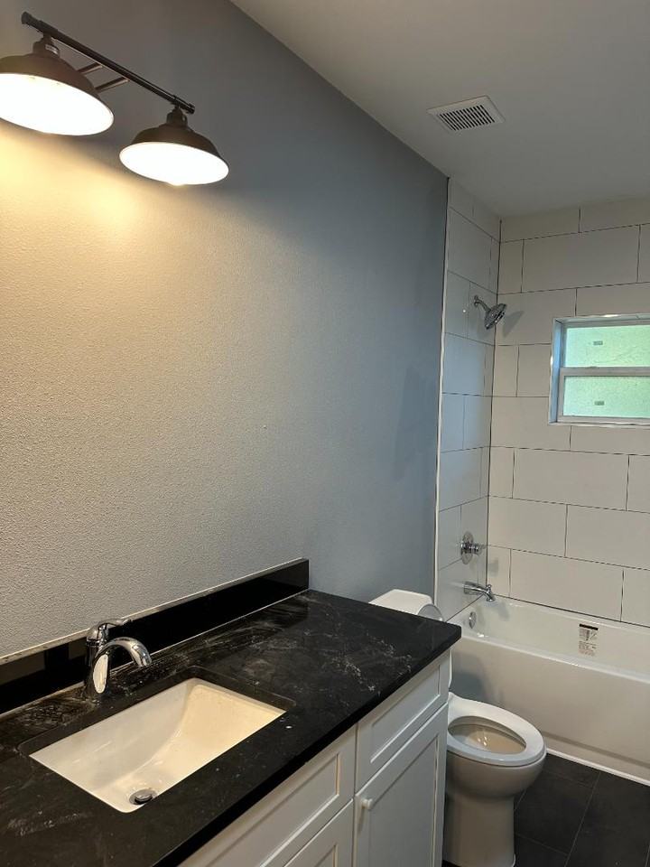 105 N Davis Street - Photo 4 of 10