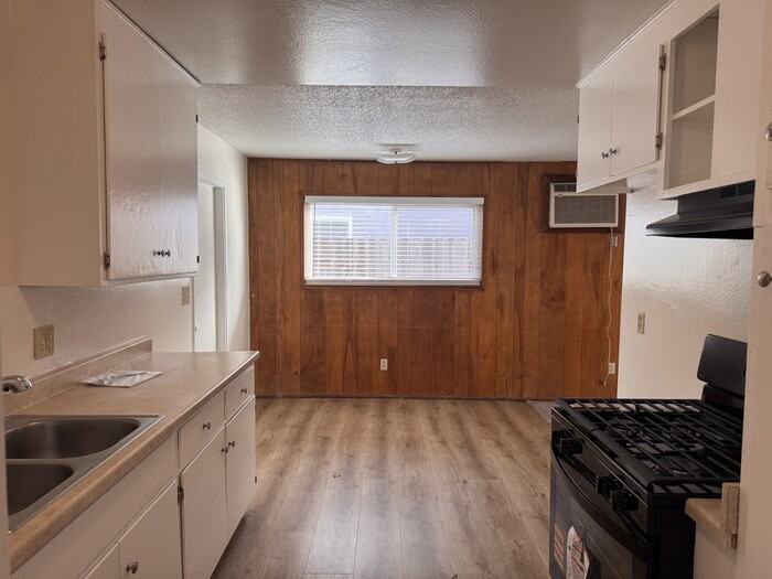 1025 Charles St - Photo 3 of 9