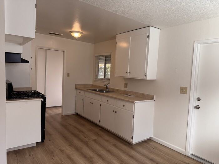 1025 Charles St - Photo 5 of 9