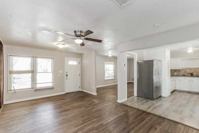 402 Dawson Dr - Photo 4 of 16