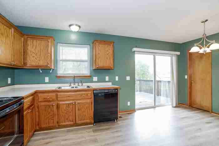 2110 Glenside Rd - Photo 5 of 10