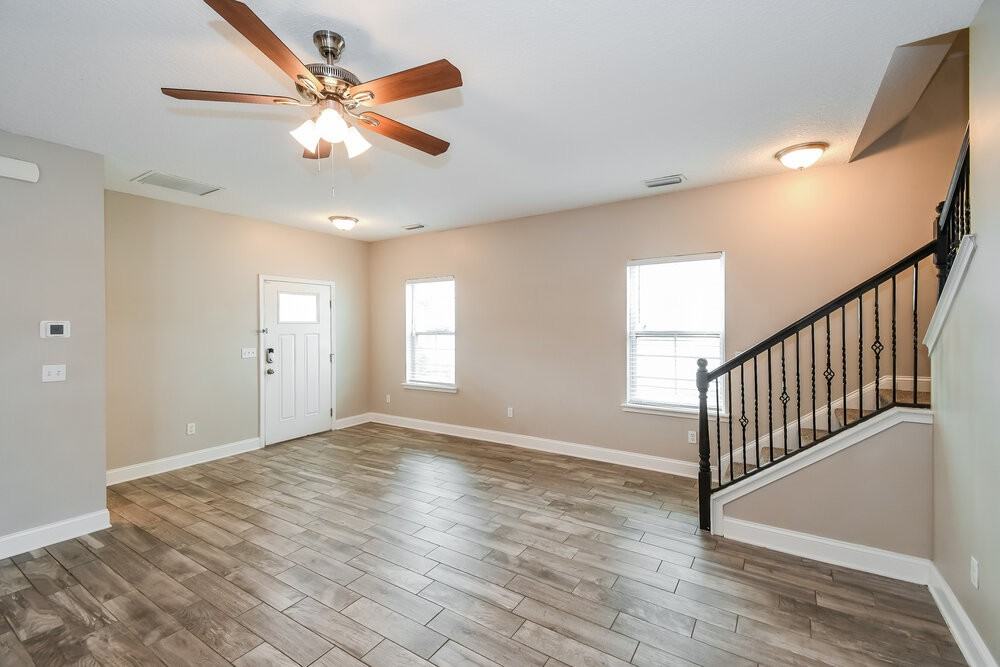 522 Meldrum Ln - Photo 4 of 17