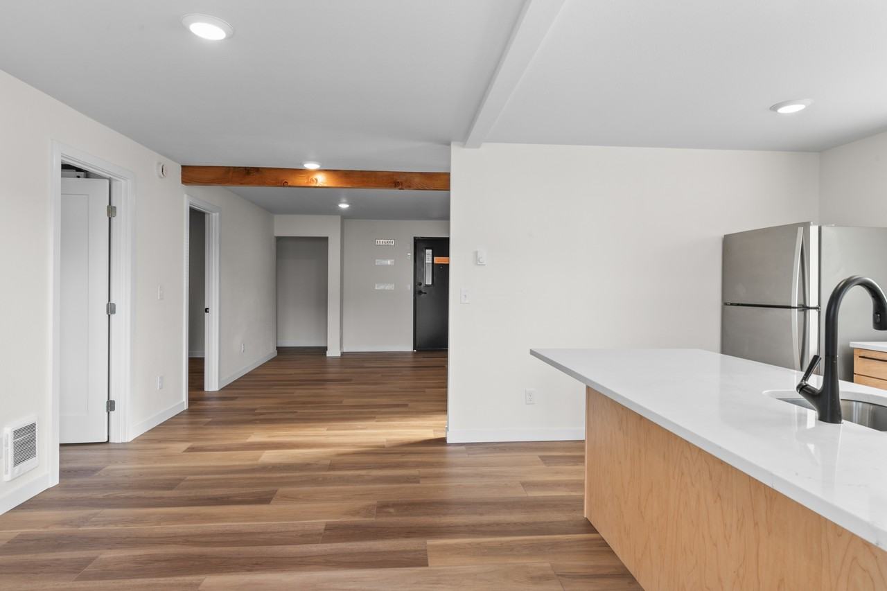 1305 E Maple St - Photo 2 of 20