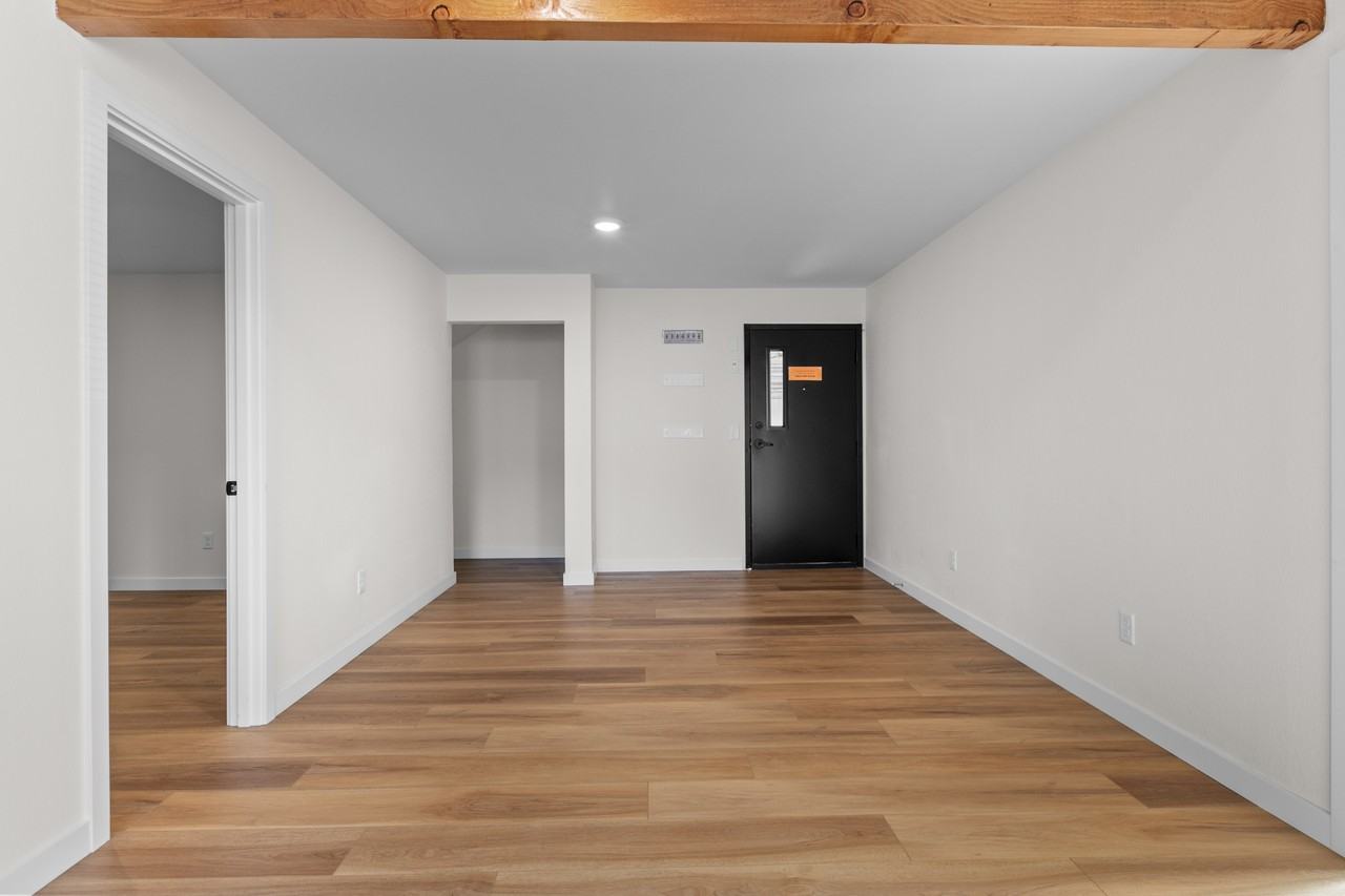 1305 E Maple St - Photo 3 of 20