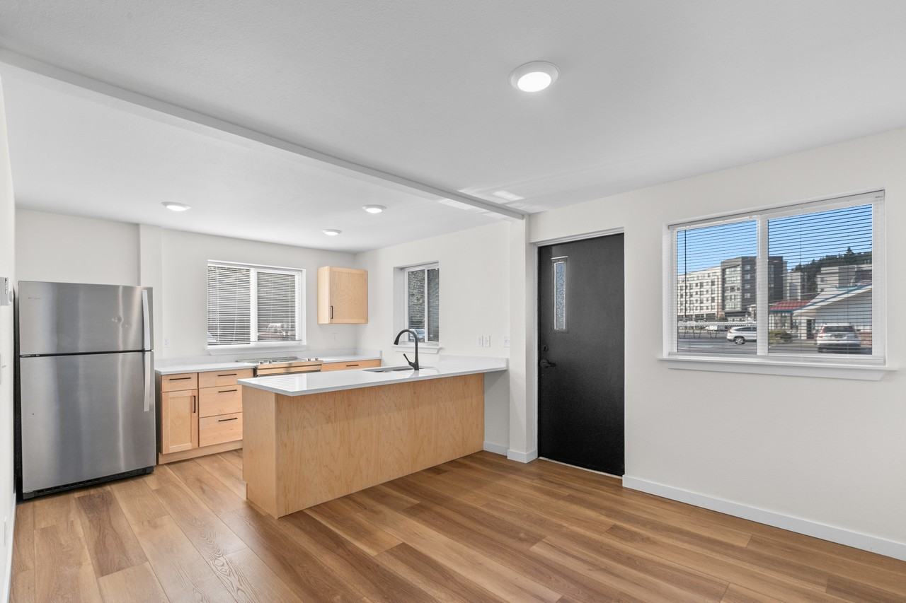 1305 E Maple St - Photo 4 of 20