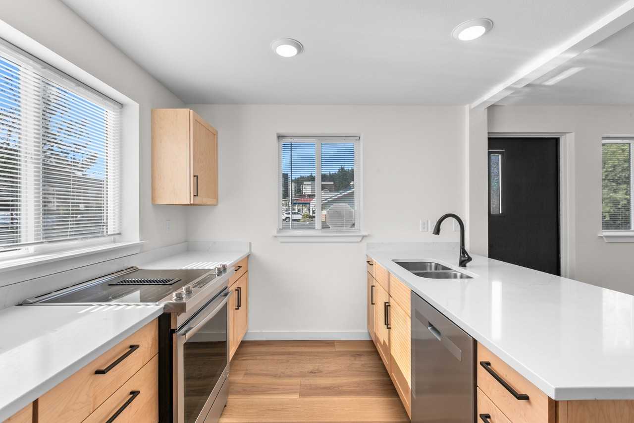 1305 E Maple St - Photo 5 of 20