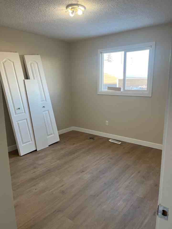 4111 49 Ave #2WEST - Photo 4 of 15