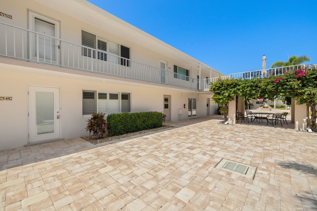 548 Broad Ave S #548 - Photo 4 of 31