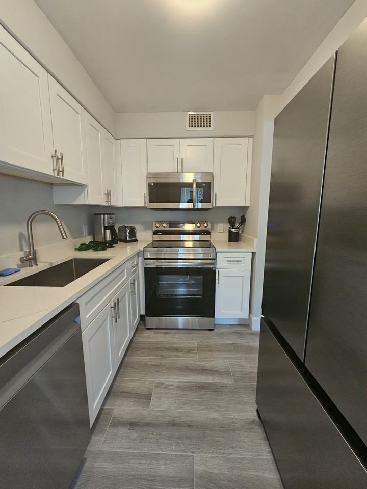 548 Broad Ave S #548 - Photo 5 of 31