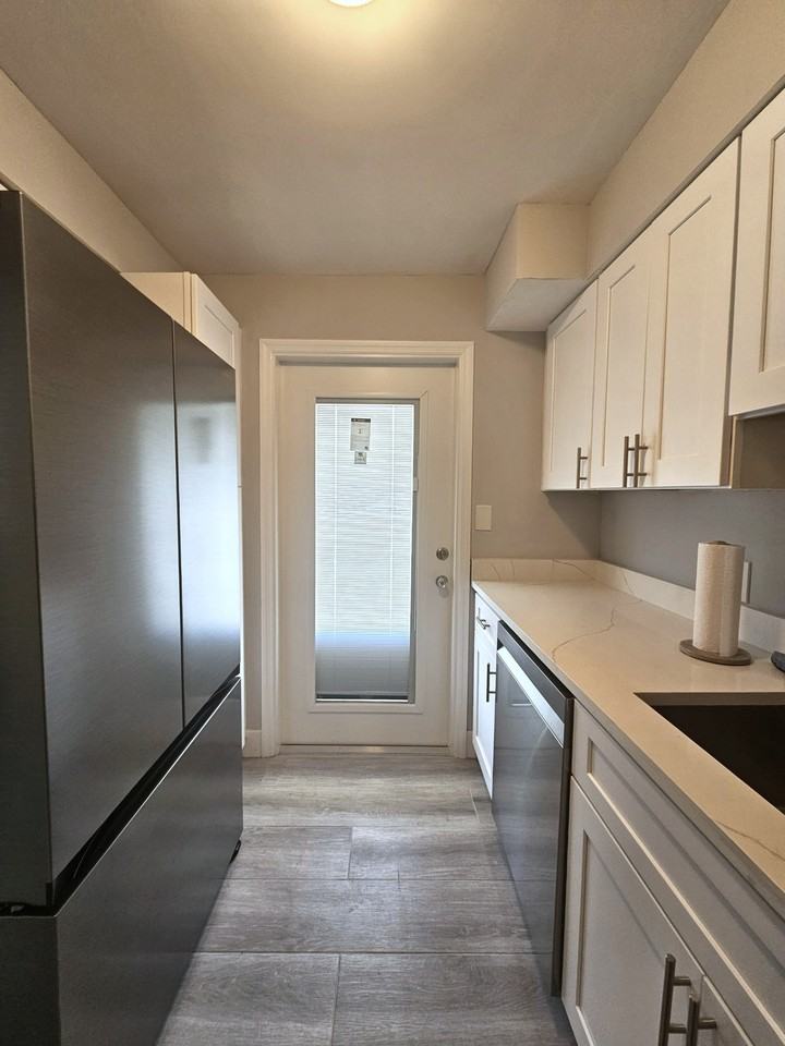 548 Broad Ave S #548 - Photo 6 of 31