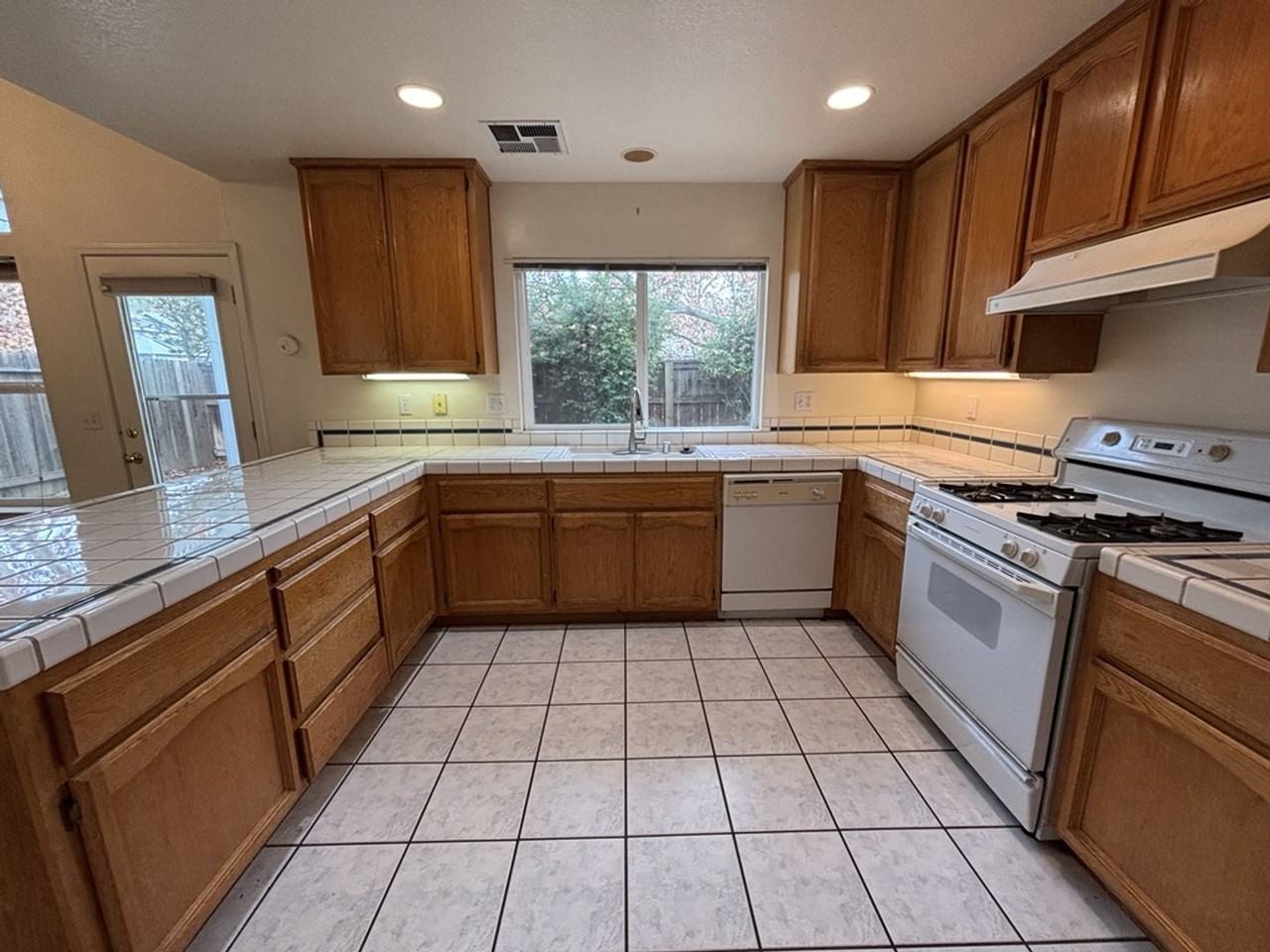 2266 Halsey Cir - Photo 6 of 30