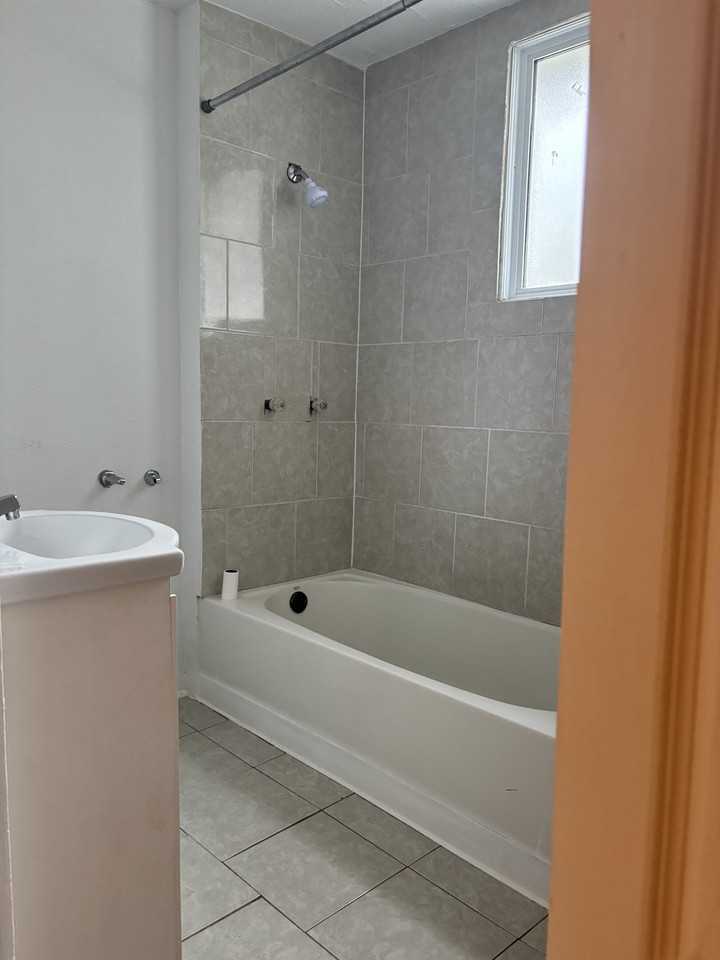 423 E Keys Ave #3 - Photo 7 of 9