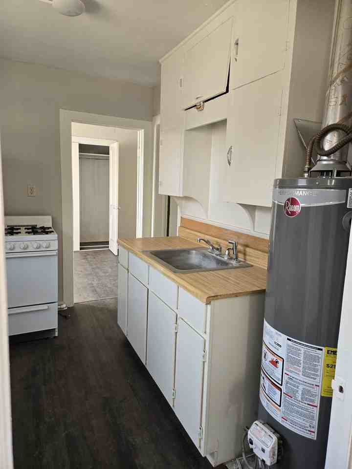 1918 18th St #B - Photo 3 of 7