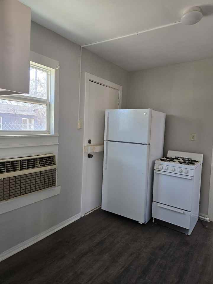 1918 18th St #B - Photo 4 of 7