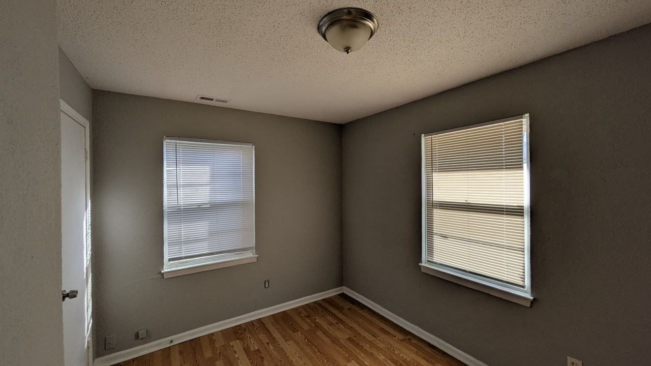 4822 Woodend Ave - Photo 4 of 8