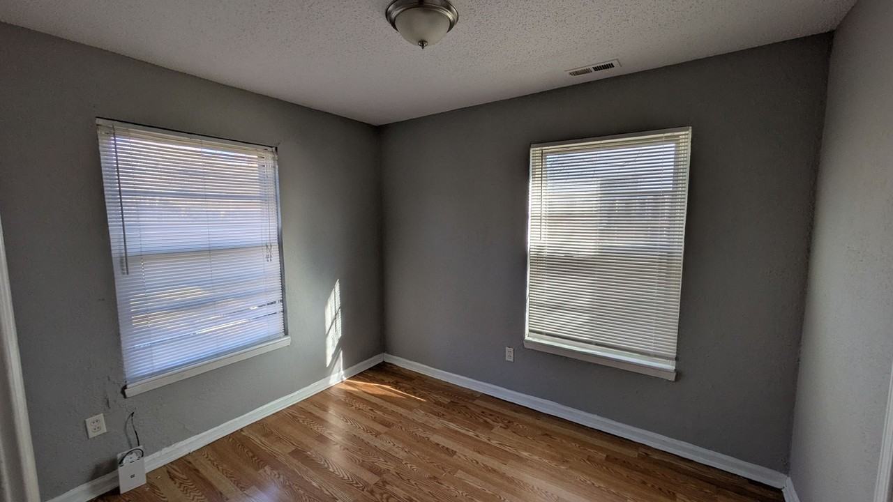 4822 Woodend Ave - Photo 5 of 8