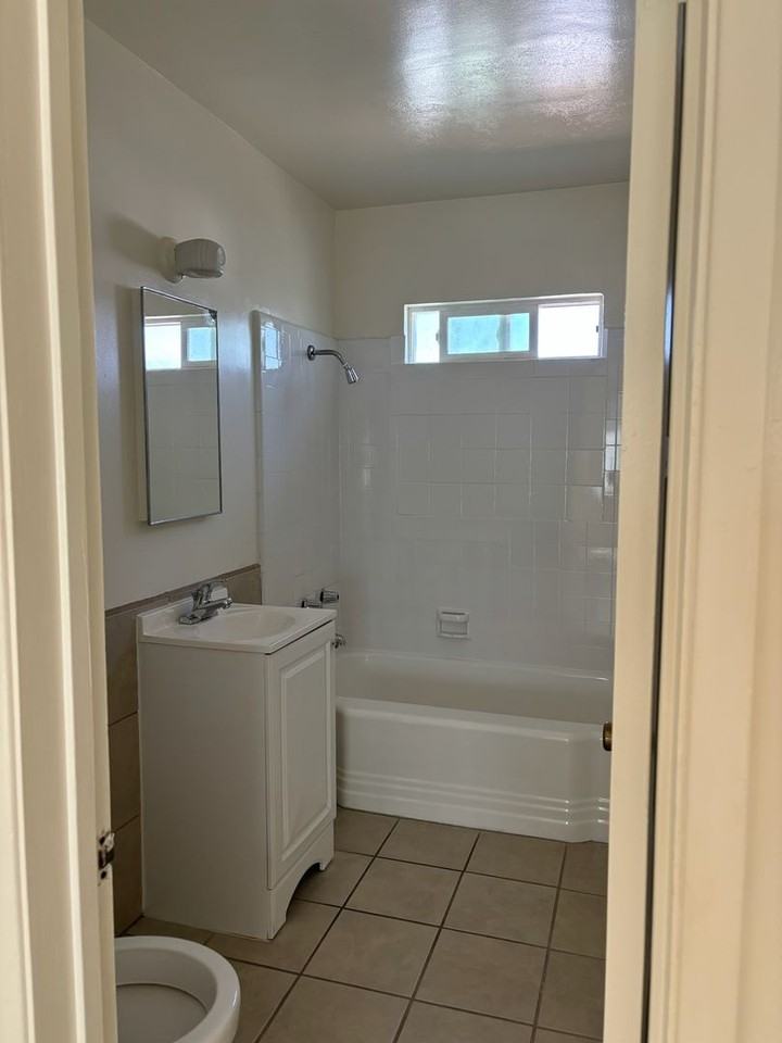 932 W Hays St - Photo 3 of 3