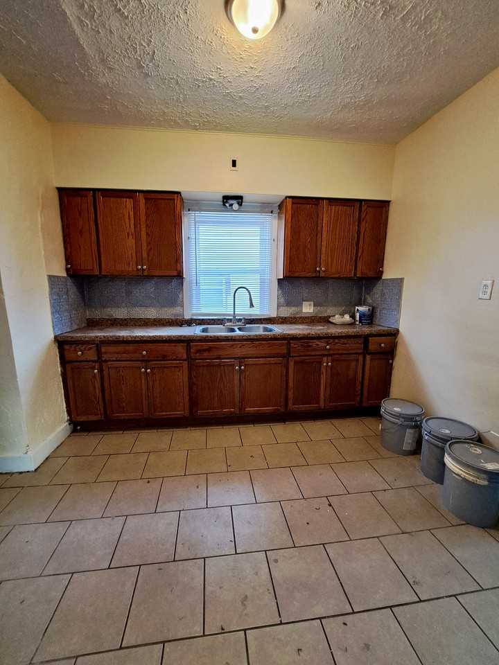 1122 Beaumont Ave #1 - Photo 5 of 10