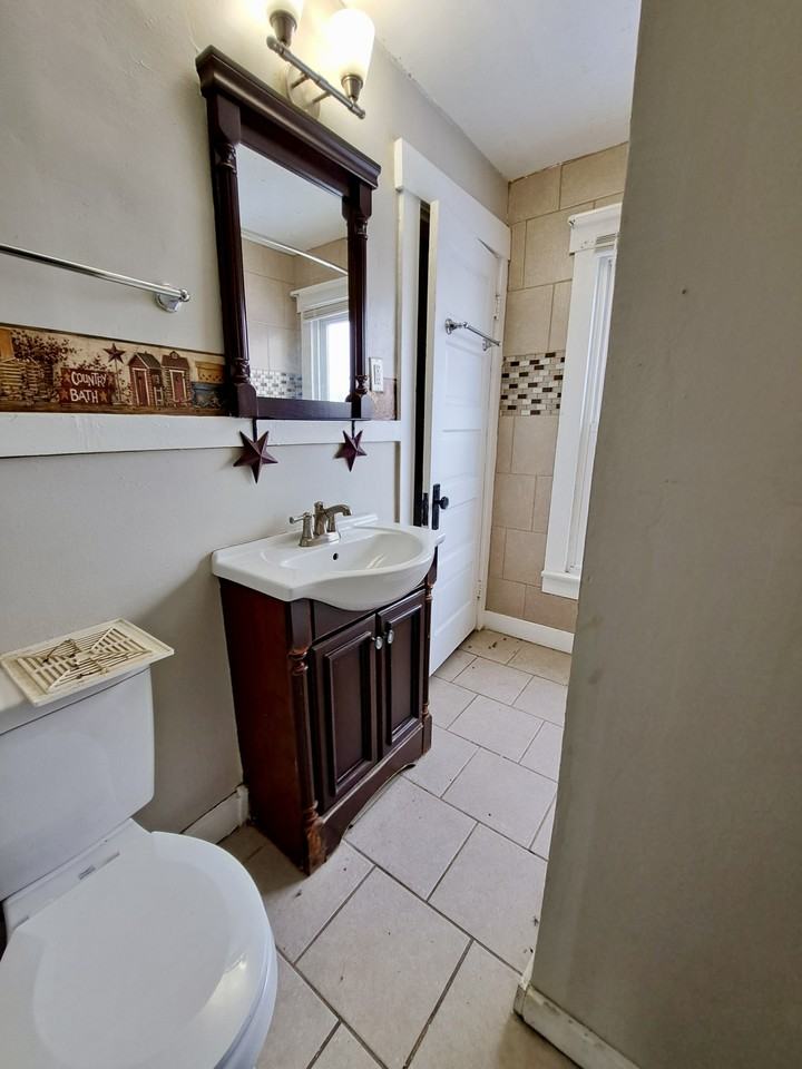 1122 Beaumont Ave #1 - Photo 7 of 10