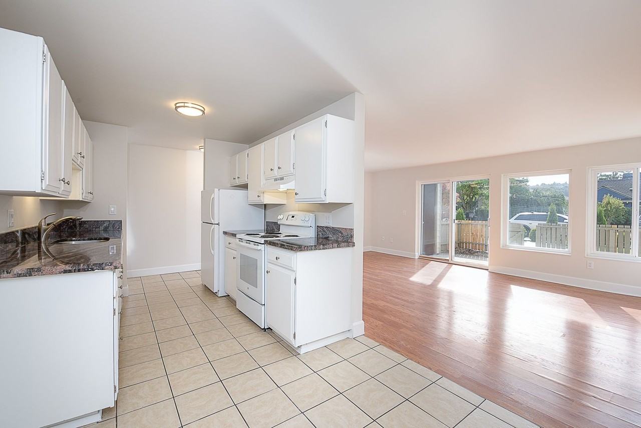 2220 Minor Apartments - Photo 3 of 34