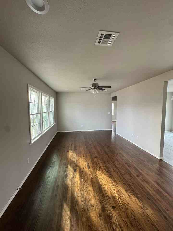 406 N Dogwood St - Photo 2 of 27