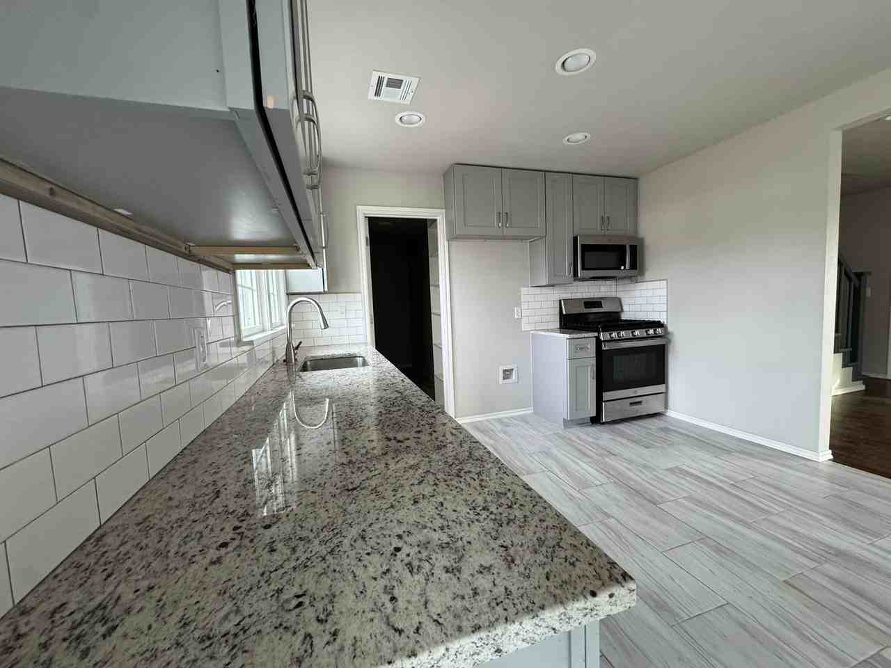 406 N Dogwood St - Photo 5 of 27