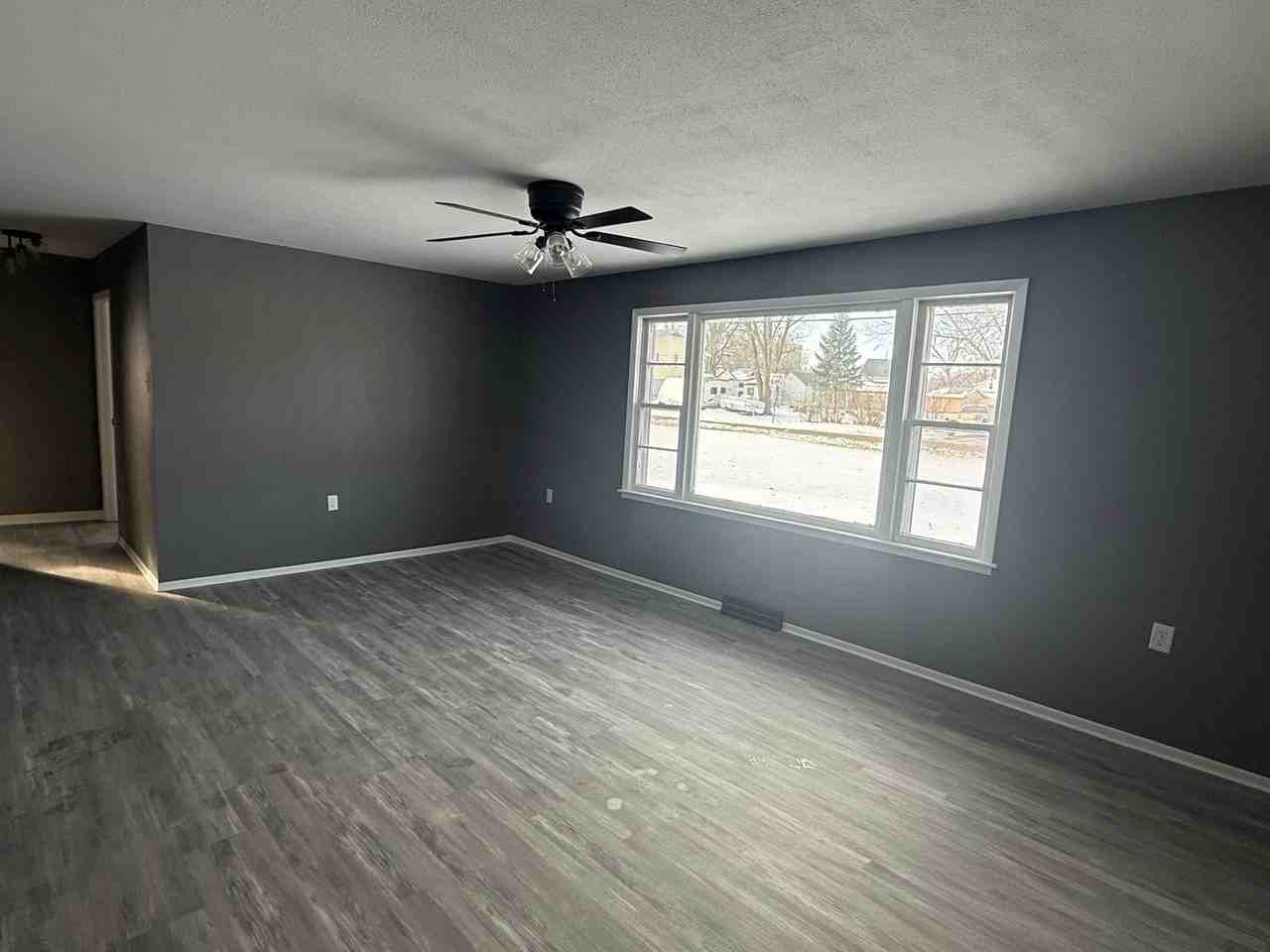 2201 6th St - Photo 3 of 17