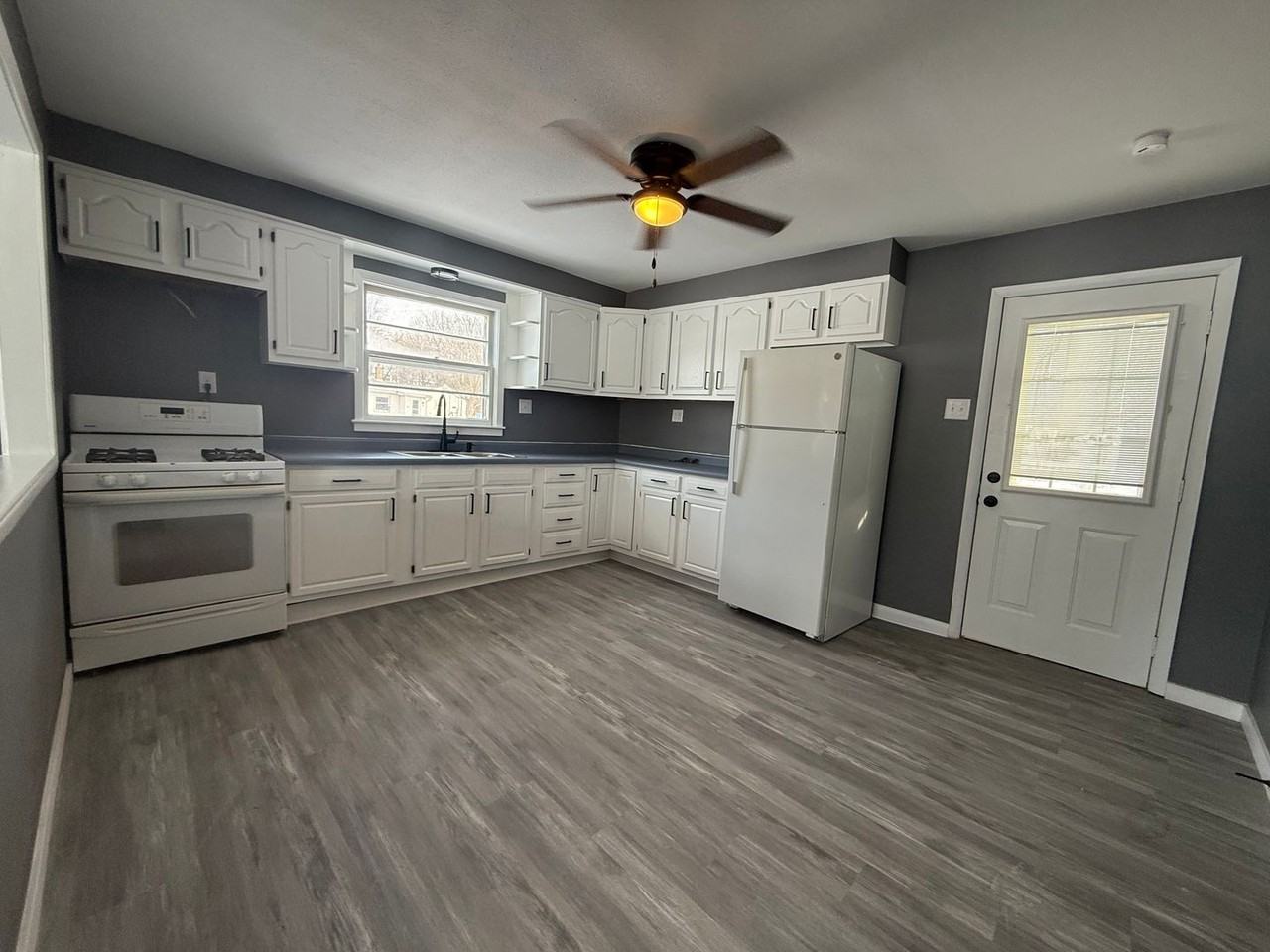 2201 6th St - Photo 6 of 17