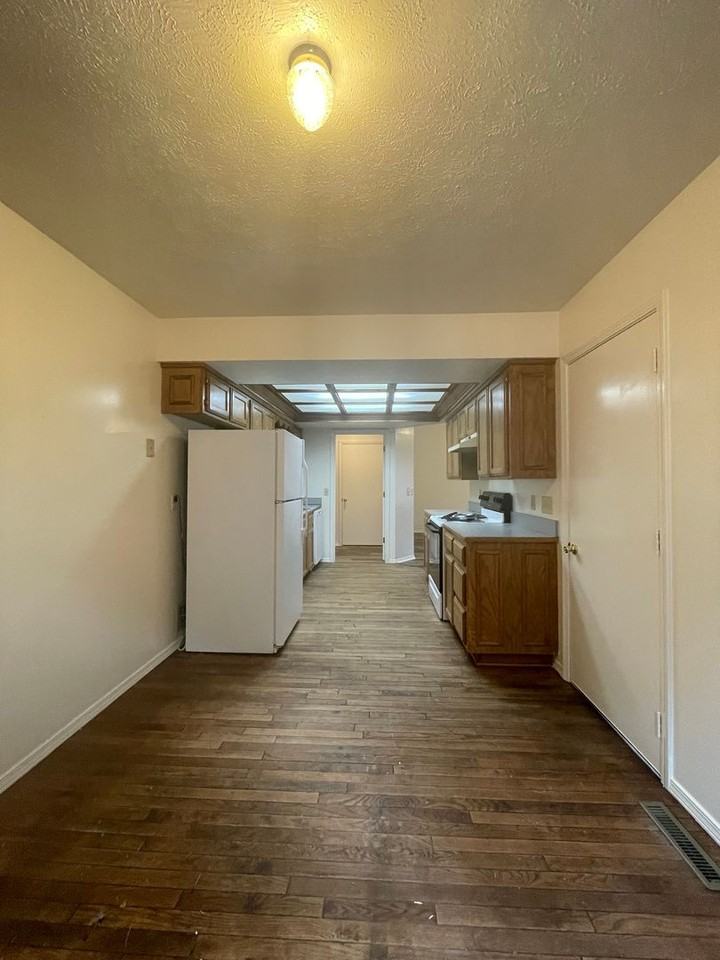 2641 S Glenview Ave - Photo 5 of 17