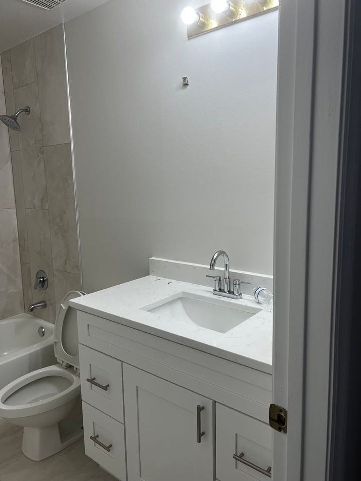 8224 Breeze Cove Ln - Photo 7 of 26